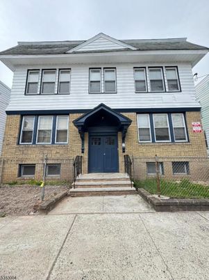 Exterior, Facade, Brick Facade, American Foursquare