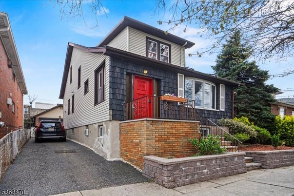 Exterior, Facade, American Foursquare