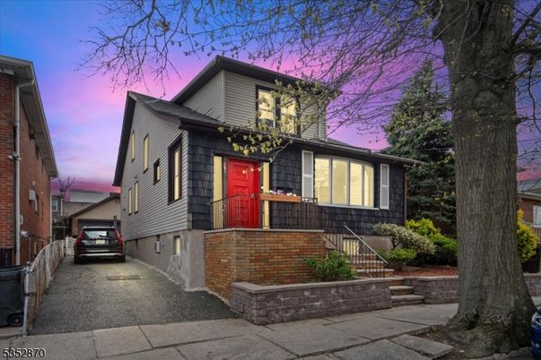 Exterior, Facade, Raised Ranch