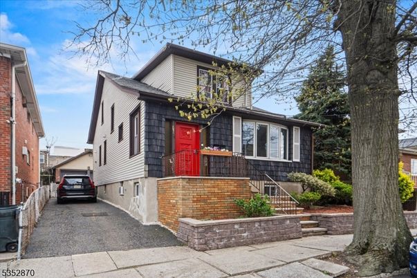 Exterior, Facade, American Foursquare
