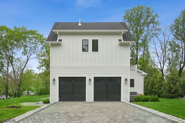 Attached, Exterior, Facade, Farmhouse