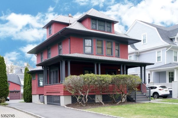 Exterior, Facade, American Foursquare