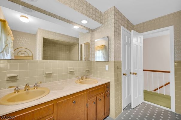Bathroom, Dual Sink Vanities, Interior, Recessed Lighting