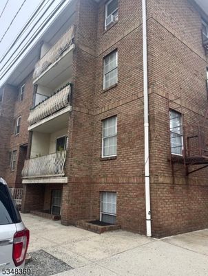 Exterior, Facade, Brick Facade, Rowhouse