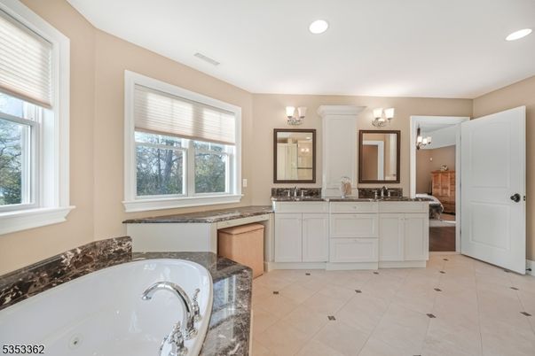 Bathroom, Dual Sink Vanities, Interior, Recessed Lighting
