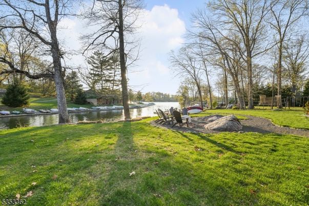 Exterior, Lake