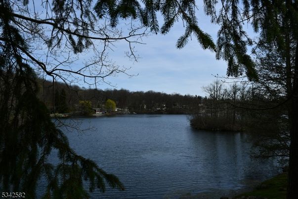 Exterior, Lake