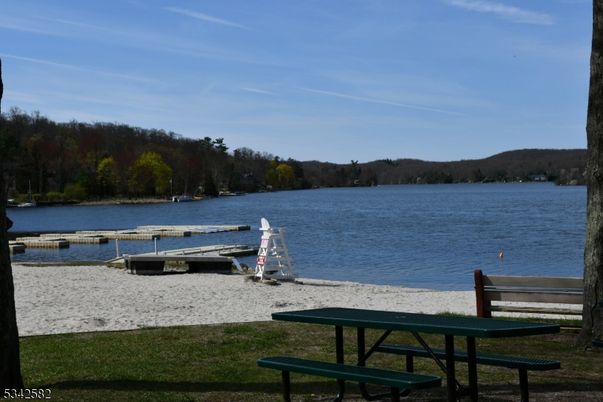 Exterior, Lake