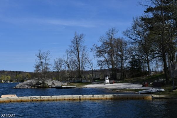 Exterior, Lake