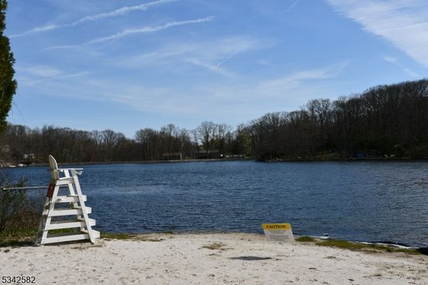 Exterior, Lake
