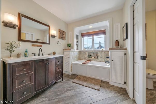 Bathroom, Dual Sink Vanities, Interior, Recessed Lighting