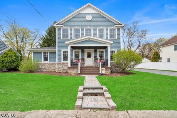 Exterior, Facade, Queen Anne Victorian