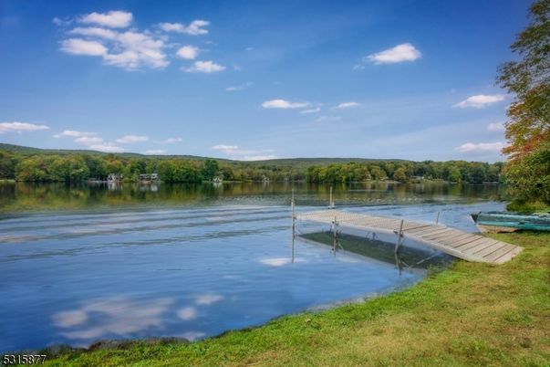Exterior, Lake