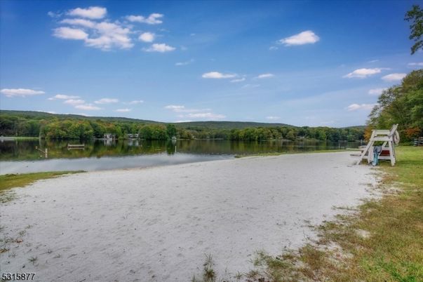 Exterior, Lake