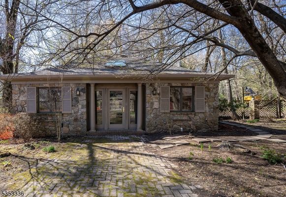 Exterior, Facade, Ranch