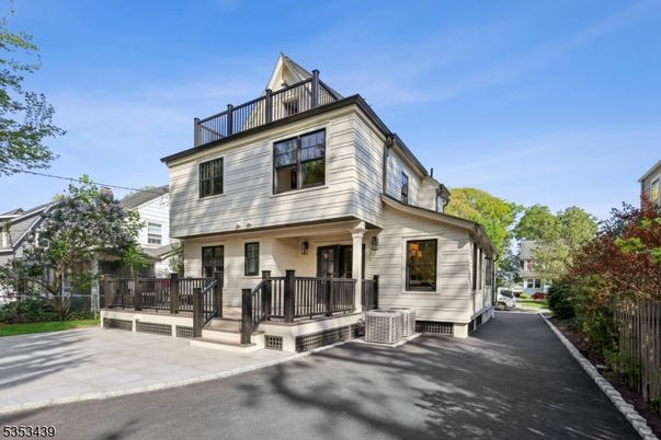 Exterior, Facade, Queen Anne Victorian