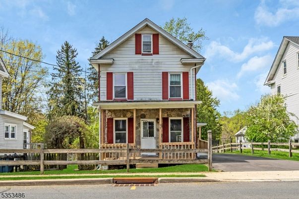 Exterior, Facade, Queen Anne Victorian