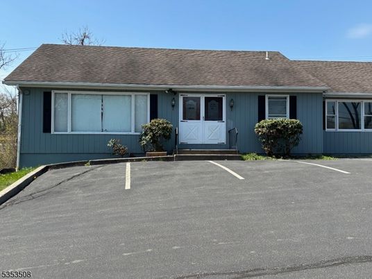 Exterior, Facade, Ranch
