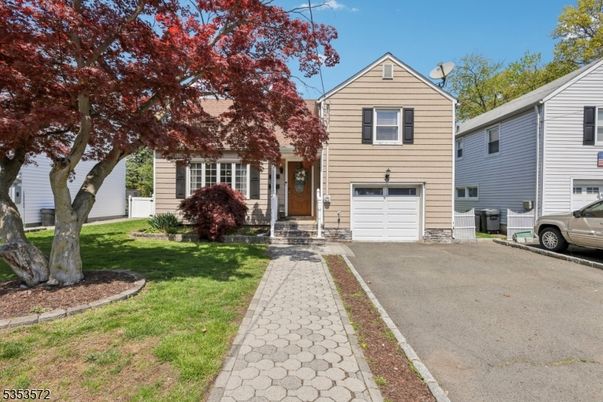 Attached, Exterior, Facade, Raised Ranch