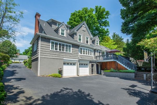 Attached, Exterior, Facade, Queen Anne Victorian