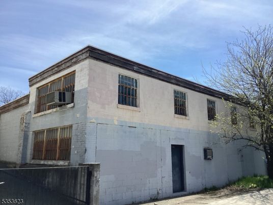 Exterior, Facade, Rowhouse