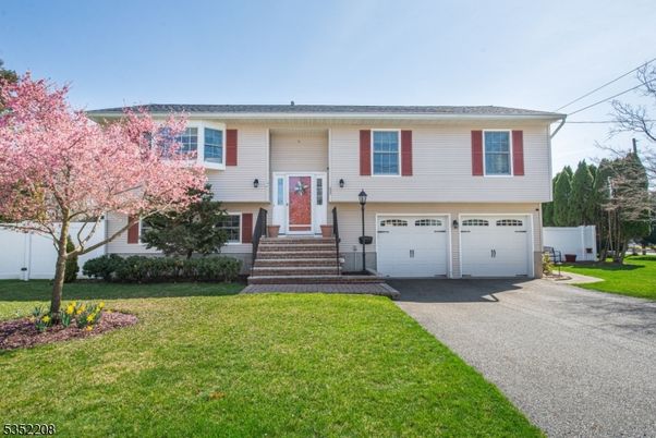Attached, Exterior, Facade, Raised Ranch