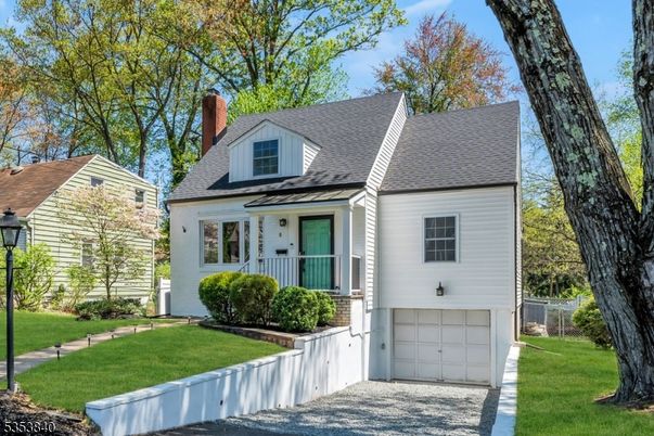 Attached, Exterior, Facade, Cape Cod