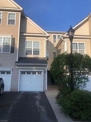 Attached, Exterior, Facade, Rowhouse