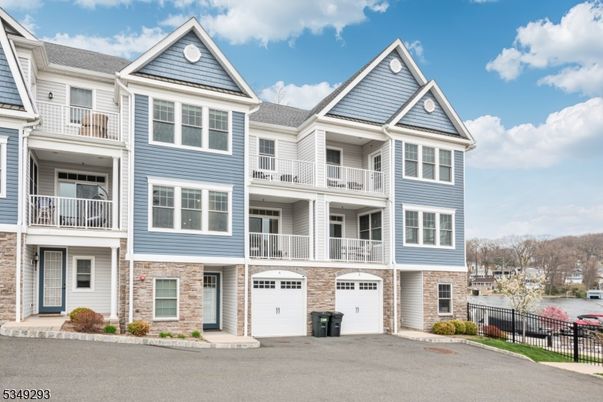 Attached, Exterior, Facade, Rowhouse