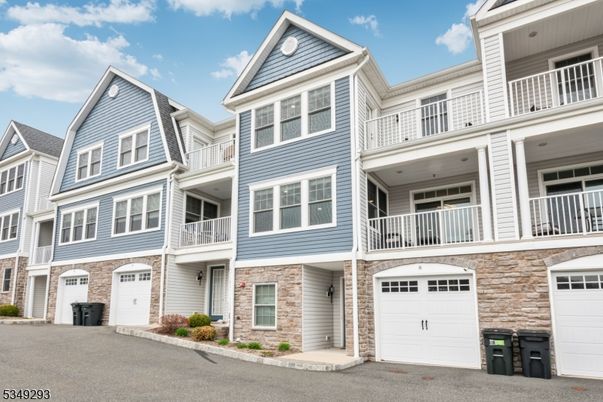 Attached, Exterior, Facade, Rowhouse