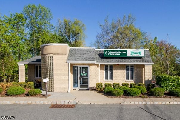 Exterior, Facade, Brick Facade, Cape Cod