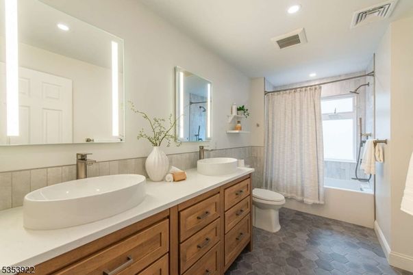 Bathroom, Dual Sink Vanities, Interior, Recessed Lighting