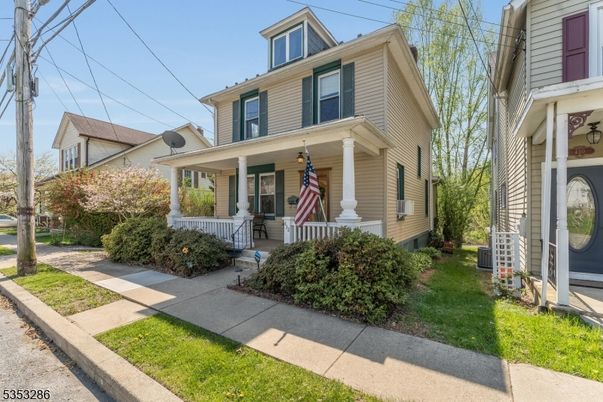 Exterior, Facade, American Foursquare