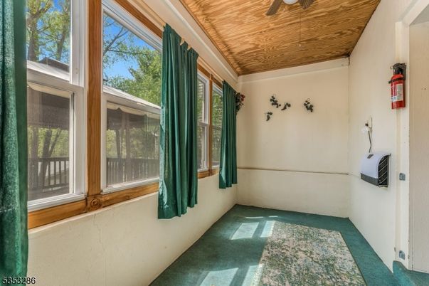 Empty room, Interior, Sun Room, Wooden Ceilings