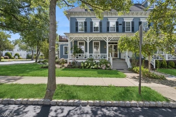 Exterior, Facade, American Foursquare