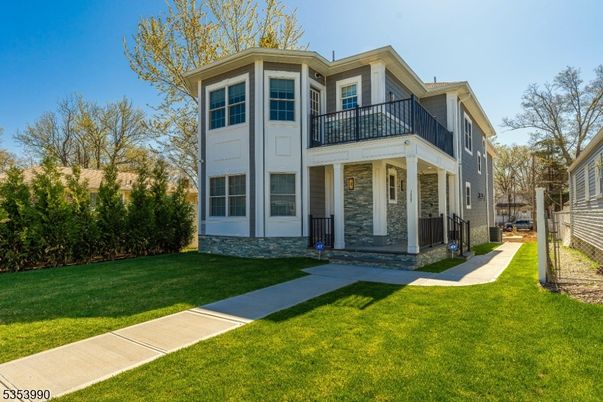 Backyard, Exterior, Facade, American Foursquare