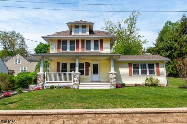 Exterior, Facade, American Foursquare