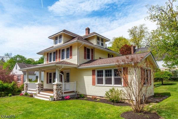 Exterior, Facade, American Foursquare