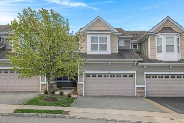 Attached, Exterior, Facade, American Craftsman