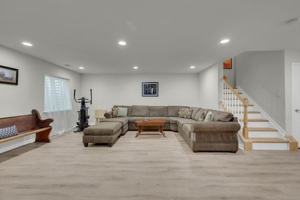 Fitness Equipment, Interior, Living room, Recessed Lighting, Wood Texture Flooring