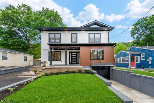 Attached, Exterior, Facade, Modern