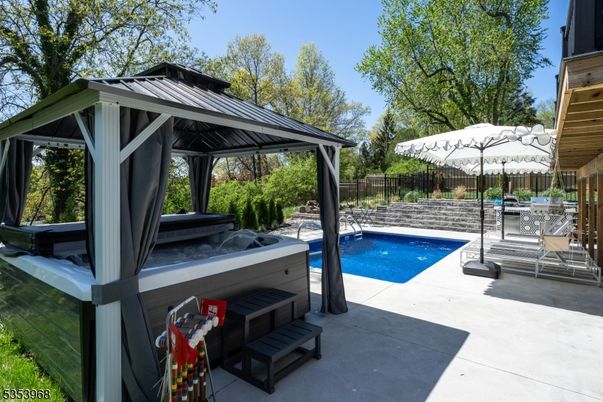 Exterior, Hot Tub, Pool