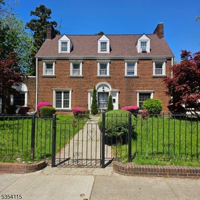 Exterior, Facade, Brick Facade, Georgian