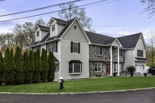 Exterior, Facade, Queen Anne Victorian
