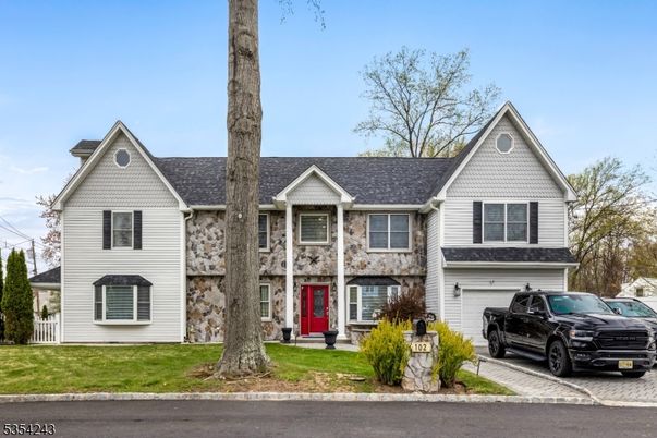 Attached, Exterior, Facade, Queen Anne Victorian