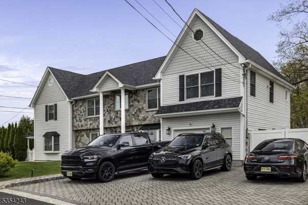 Attached, Exterior, Facade, Queen Anne Victorian