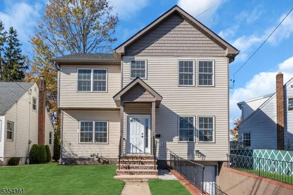 Exterior, Facade, Queen Anne Victorian