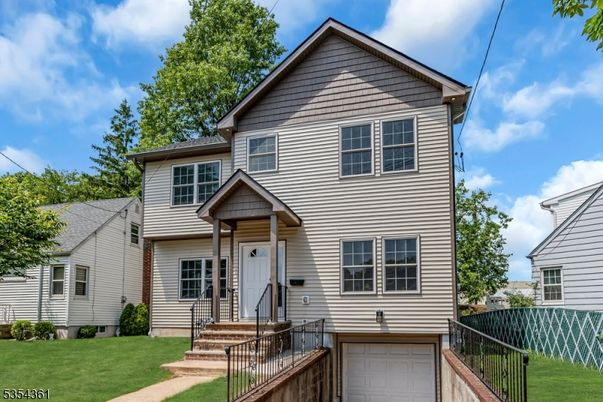Attached, Exterior, Facade, Queen Anne Victorian