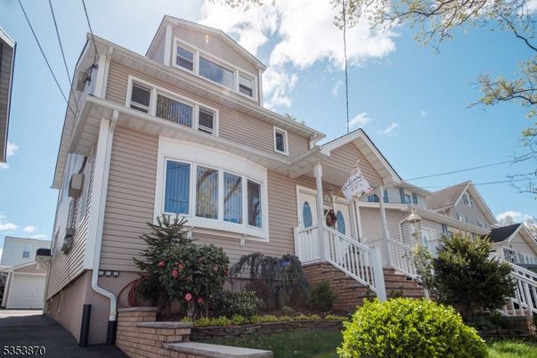 Attached, Exterior, Facade, Queen Anne Victorian