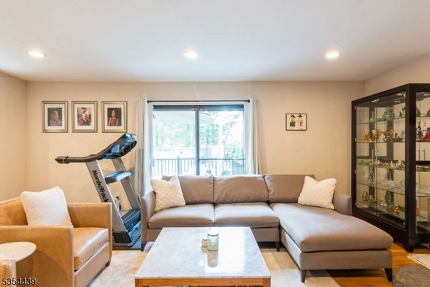 Fitness Equipment, Interior, Living room, Recessed Lighting, Wood Texture Flooring